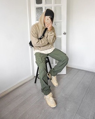 С чем носить светло-коричневый худи мужчине