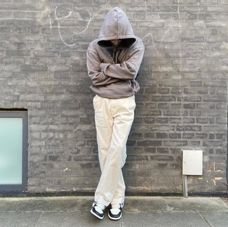 С чем носить светло-коричневый худи мужчине