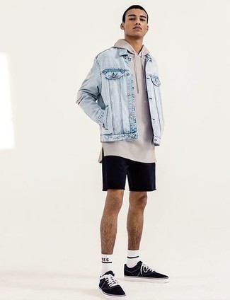 Как носить светло-коричневый худи с голубой джинсовой курткой мужчине