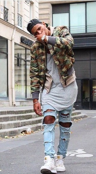 Как носить светло-коричневый худи с голубыми джинсами мужчине