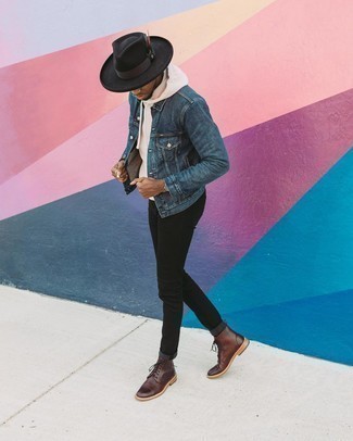 Как носить светло-коричневый худи с темно-синей джинсовой курткой мужчине