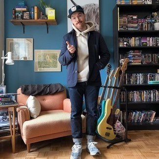 Как носить светло-коричневый худи с темно-синими джинсами мужчине