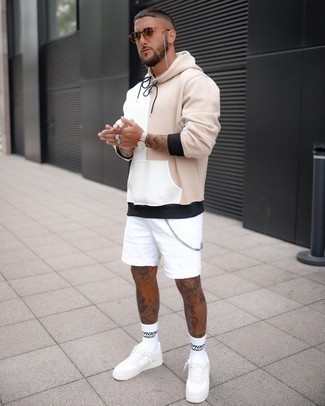 Какие шорты носить с светло-коричневым худи мужчине