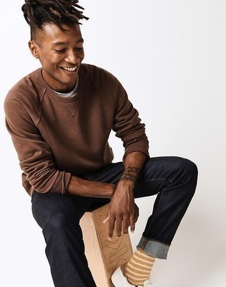 С чем носить светло-коричневые носки в горизонтальную полоску мужчине