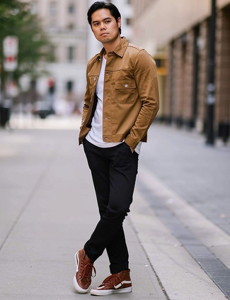 С чем носить светло-коричневую куртку мужчине