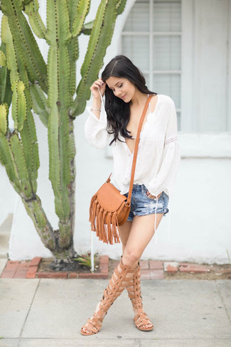 Какие блузы-крестьянки носить с светло-коричневыми высокими гладиаторами