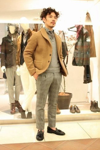 С чем носить светло-коричневый вязаный пиджак мужчине