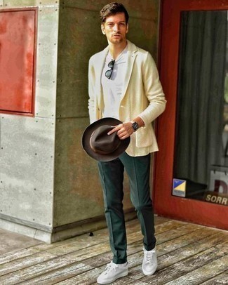 С чем носить светло-коричневый вязаный пиджак мужчине