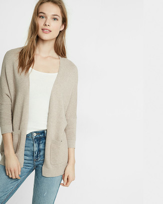 С чем носить светло-коричневый вязаный кардиган женщине