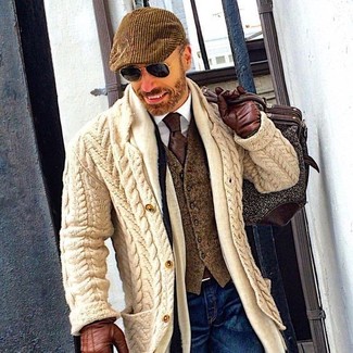 С чем носить светло-коричневый вязаный кардиган мужчине
