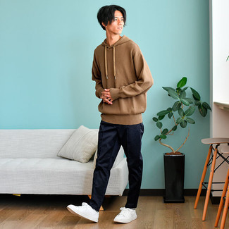 С чем носить светло-коричневый вязаный худи мужчине