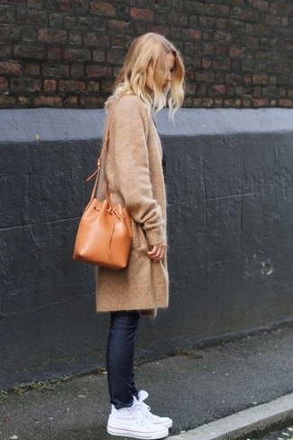 С чем носить светло-коричневый вязаный открытый кардиган женщине