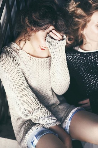 С чем носить светло-коричневый вязаный свободный свитер