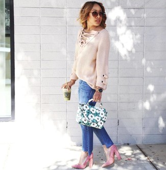 С чем носить светло-коричневый вязаный свободный свитер