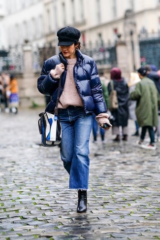 С чем носить светло-коричневый вязаный свободный свитер