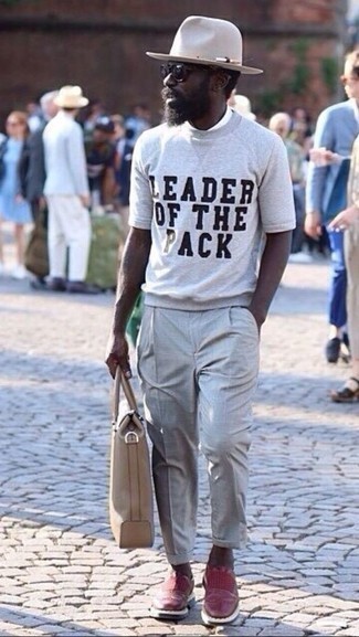 С чем носить светло-коричневую кожаную сумку мужчине