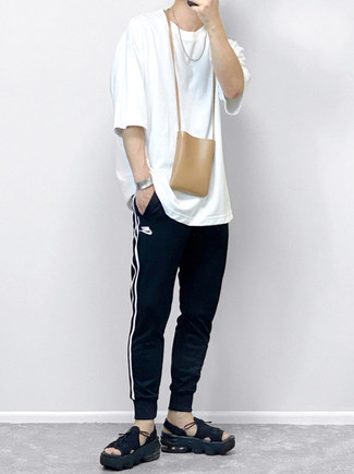 С чем носить светло-коричневую кожаную сумку мужчине