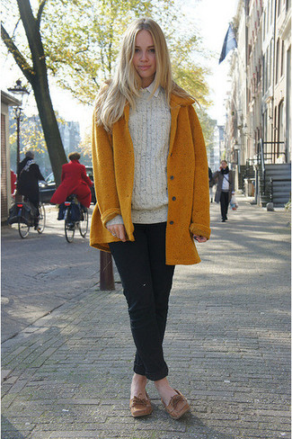 С чем носить светло-коричневые кожаные топсайдеров женщине