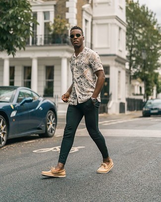 С чем носить светло-коричневые кожаные топсайдеры