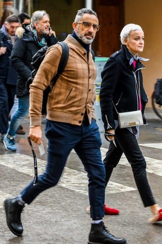 С чем носить светло-коричневый кожаный бомбер мужчине