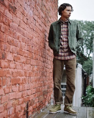 С чем носить светло-коричневые кожаные ботинки мужчине