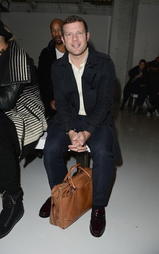 С чем носить светло-коричневый кожаный портфель