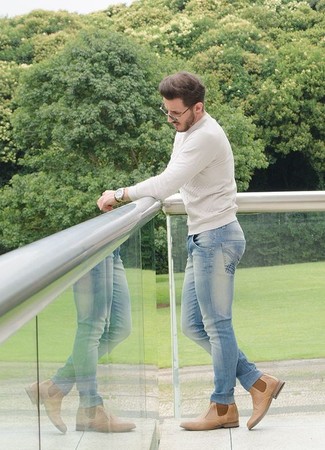 С чем носить светло-коричневые кожаные ботинки челси мужчине