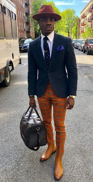 С чем носить светло-коричневые кожаные ботинки челси мужчине