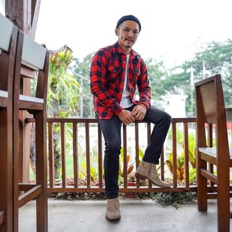 С чем носить светло-коричневые кожаные ботинки челси мужчине