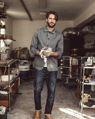 С чем носить светло-коричневые кожаные ботинки челси мужчине