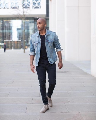 С чем носить светло-коричневые кожаные ботинки челси мужчине