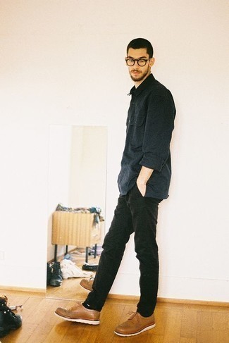 С чем носить светло-коричневые кожаные туфли дерби