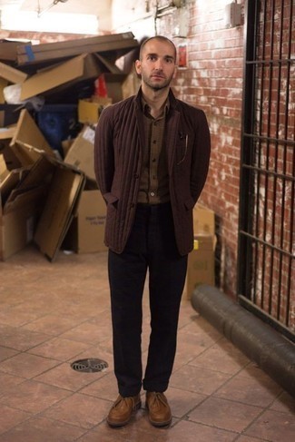 С чем носить светло-коричневые кожаные ботинки дезерты