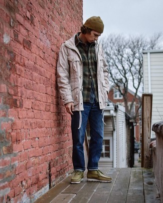 С чем носить светло-коричневые кожаные ботинки дезерты