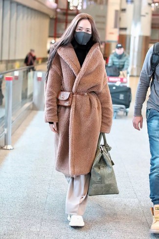 С чем носить светло-коричневую кожаную поясную сумку