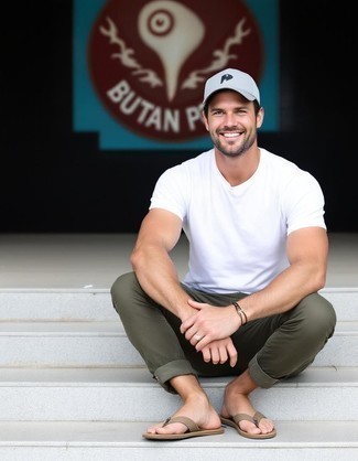 С чем носить светло-коричневые кожаные сланцы мужчине