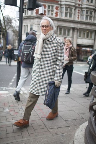 С чем носить светло-коричневые кожаные перчатки мужчине