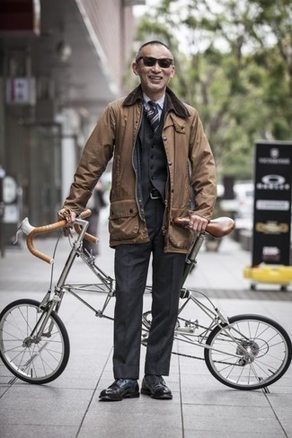 С чем носить светло-коричневые кожаные перчатки мужчине