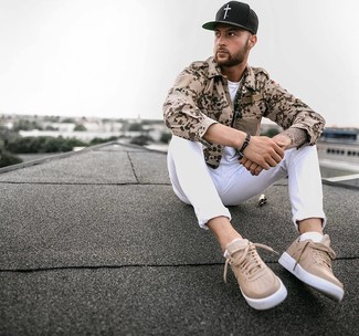 С чем носить светло-коричневые кожаные низкие кеды мужчине