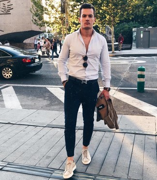 С чем носить светло-коричневые кожаные низкие кеды мужчине