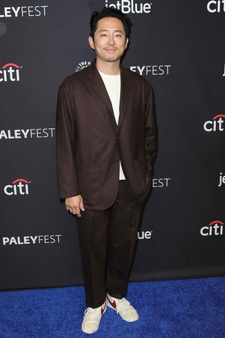 С чем носить светло-коричневые кожаные низкие кеды мужчине