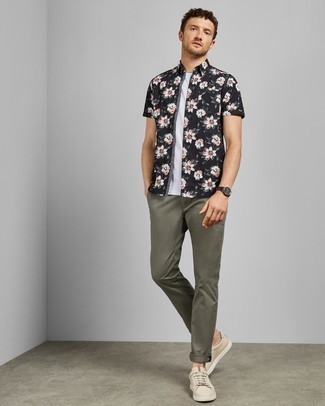 С чем носить светло-коричневые кожаные низкие кеды мужчине