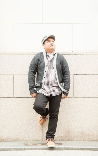 С чем носить светло-коричневые кожаные низкие кеды мужчине