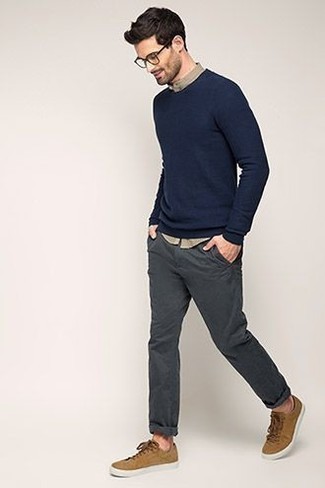 С чем носить светло-коричневые кожаные низкие кеды мужчине