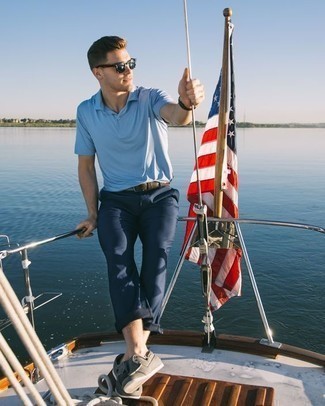 С чем носить светло-коричневые кожаные низкие кеды мужчине