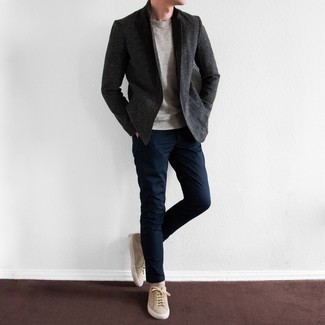 С чем носить светло-коричневые кожаные низкие кеды мужчине