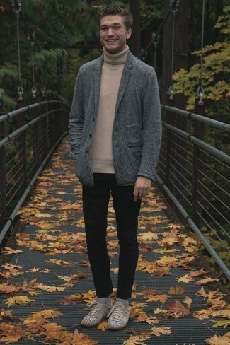 С чем носить светло-коричневые кожаные низкие кеды мужчине