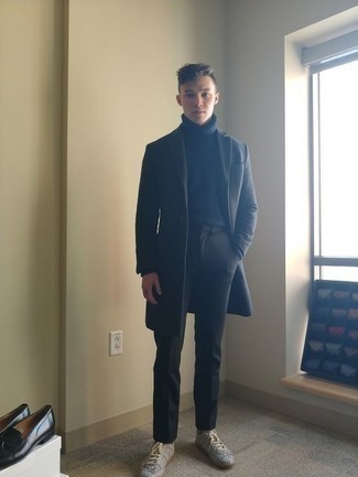 С чем носить светло-коричневые кожаные низкие кеды мужчине