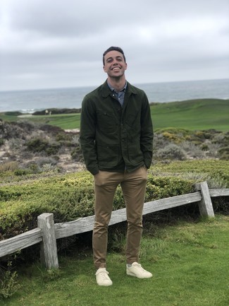 С чем носить светло-коричневые кожаные низкие кеды мужчине