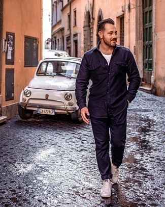 С чем носить светло-коричневые кожаные низкие кеды мужчине